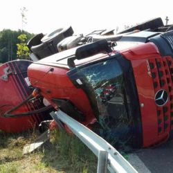 Hroznětín: Vyproštění převrácené cisterny trvalo několik hodin