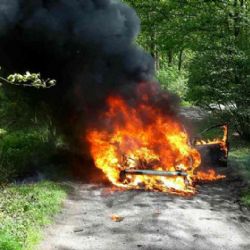 Hrušková: Oheň zcela zničil osobní auto