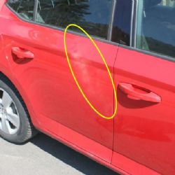 Jáchymov: Oranžovou reflexní barvou poničil lak osobního vozidla 