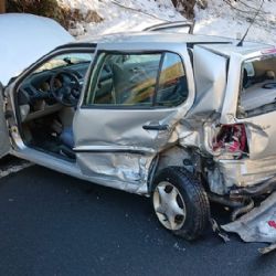 Jáchymov: Při nehodě se zranily dvě osoby