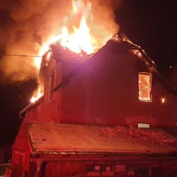 Jakubov: Požár rodinného domu. Majitele do nemocnice transportoval vrtulník