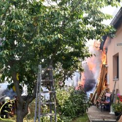 Jenišov: Likvidaci požáru domu komplikovaly výbuchy tlakových lahví