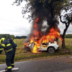 Josefov: Osobní vozidlo po nárazu do stromu začalo hořet