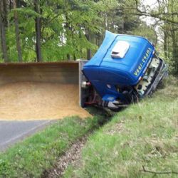 Kaceřov: U obce se převrátilo nákladní auto převážející písek