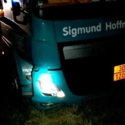 Karlovarsko: Cisterna převážející nebezpečné látky skončila mimo komunikaci