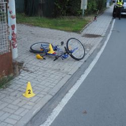 Karlovarsko: Cyklista pod vlivem alkoholu nezvládl řízení. Spadl na chodník