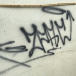 Karlovarsko: Dívka posprejovala několik objektů