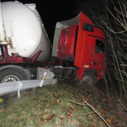 Karlovarsko: Dvě nehody nákladních souprav. Škoda přes 700 tisíc