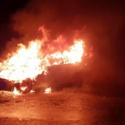 Karlovarsko: Hasiči zasahovali u požáru aut, dopravní nehody či u odstranění stromu