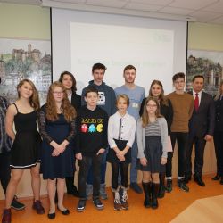 Karlovarsko: Hejtman ocenil děti, které si umí poradit s nástrahami internetu