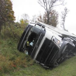 Karlovarsko: Kamion skončil na boku