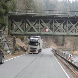 Karlovarsko: Kamion vjel pod most, kam se nevešel