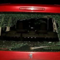 Karlovarsko: Kladivem rozbil okna u domu i vozidla