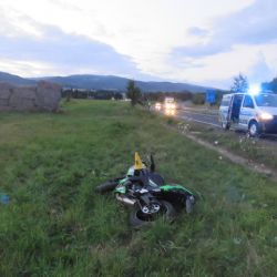 Karlovarsko: Motorkář havaroval mimo vozovku. Nadýchal 1,91 promile