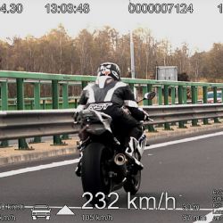 Karlovarsko: Motorkář jel 232 km/h