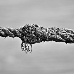 Karlovarsko: Muž se zákazem řízení táhl na laně ve vozidle svoji přítelkyni