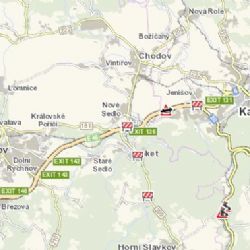 Karlovarsko: Na šestce narazilo auto do svodidel