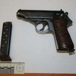 Karlovarsko: Napřed řidiče vybržďoval, poté na něj mířil střelnou zbraní