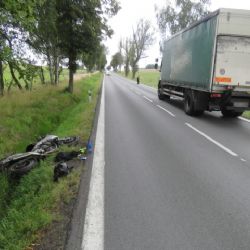 Karlovarsko: Nehoda nákladního vozidla a motocyklu. Policie hledá svědky