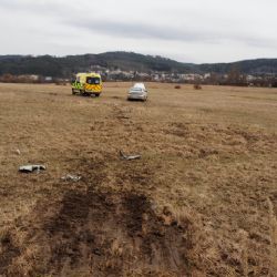 Karlovarsko: Nepřizpůsobil rychlost a s autem přelétl oplocení pozemku 
