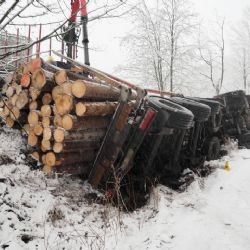 Karlovarsko: Nepřizpůsobil rychlost, skončil na boku