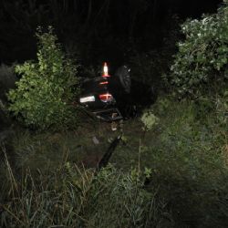 Karlovarsko: Nepřizpůsobil rychlost. Skončil s vozidlem na střeše