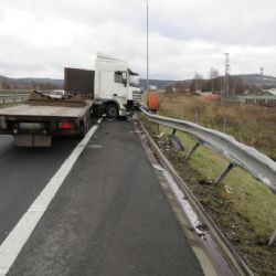 Karlovarsko: Nezkontroloval brzdy na návěsu. Narazil do svodidel