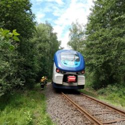 Karlovarsko: Osoba po střetu s vlakem utrpěla smrtelná zranění