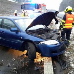 Karlovarsko: Osobní vozidlo narazilo do svodidel