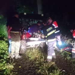 Karlovarsko: Pacienta z nepřístupného terénu transportovala hasičská čtyřkolka