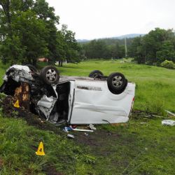 Karlovarsko: Pod vlivem alkoholu narazil se svým vozidlem do pařezu