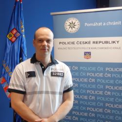 Karlovarsko: Policista zachránil muže, který chtěl skočit z mostu