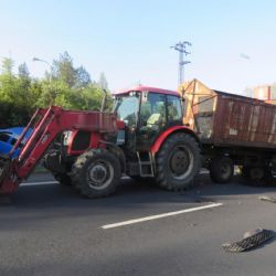 Karlovarsko: Přehlédl traktor. Dvě zraněné osoby a škoda přes 400 tisíc