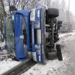 Karlovarsko: Řidič na zasněžené vozovce dostal smyk
