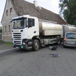 Otročín: Řidič náklaďáku narazil do osobního vozidla