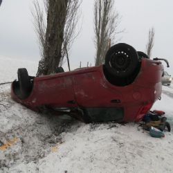 Karlovarsko: Řidička nepřizpůsobila rychlost, s vozidlem skončila na střeše