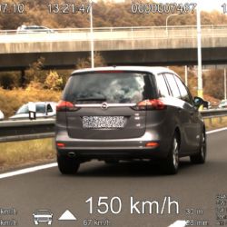 Karlovarsko: Řidička předjela policejní vozidlo s radarem