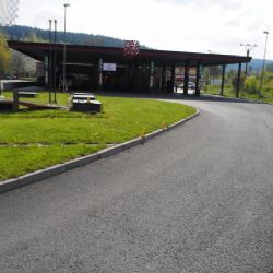 Karlovarsko: Řídil pod vlivem alkoholu. Narazil do reklamního poutače