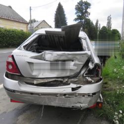 Karlovarsko: S vozidlem narazil do plotu a plynového pomníku 