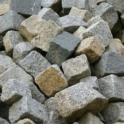 Karlovarsko: Seniorka udeřila muže dlažební kostkou do hlavy