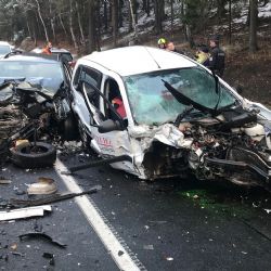 Karlovarsko: U březovské přehrady se srazila dvě osobní vozidla