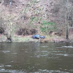 Karlovarsko: Ujížděl policejní hlídce. Skončil v Ohři, kde se málem utopil