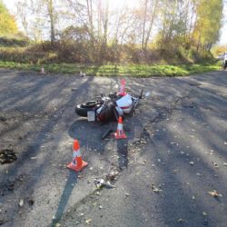 Karlovarsko: Vážná dopravní nehoda motorkáře