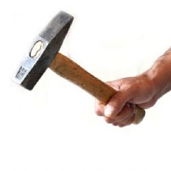 Karlovarsko: Vozidlo poničil kladivem