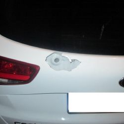 Karlovarsko: Vozidlo poškodil železnými kleštěmi