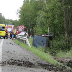 Karlovarsko: Vyjel mimo komunikaci. Skončil ve stromech