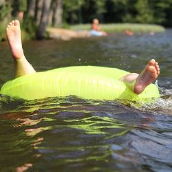 Karlovarsko: Zákaz koupání platí i ve Velkém Rybníku