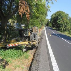 Karlovarsko: Zapadl s vozidlem. K vytažení si bez souhlasu vypůjčil pracovní stroj. S ním skončil v příkopu