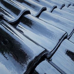 Karlovarsko: Zaplatila zálohu na výměnu střechy. Práce ale provedeny nebyly