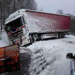Karlovarský kraj: Husté sněžení způsobilo komplikace na silnicích